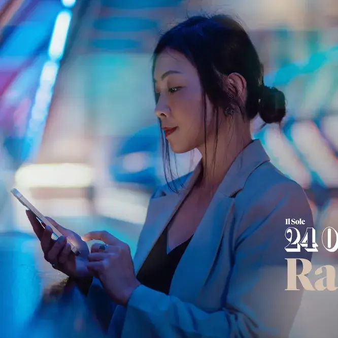 Donna al telefono e logo Il Sole 24 Ore