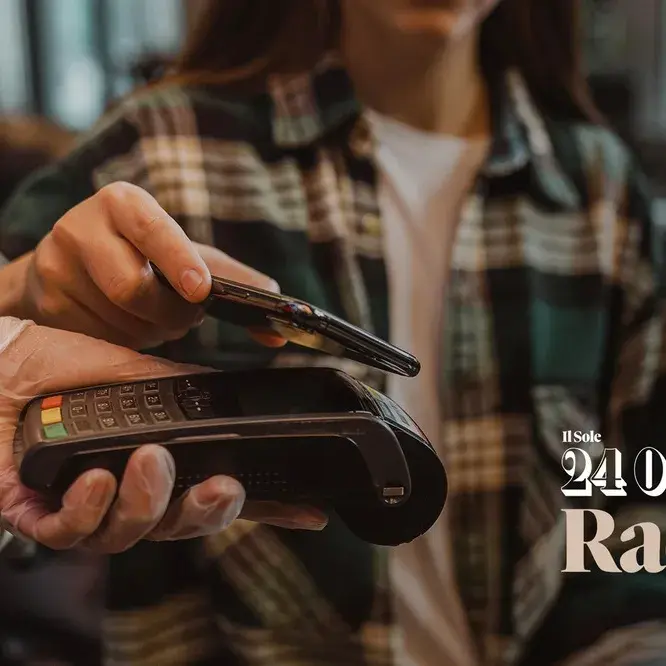 Pagamento POS con Smartphone e logo Il Sole 24 Ore
